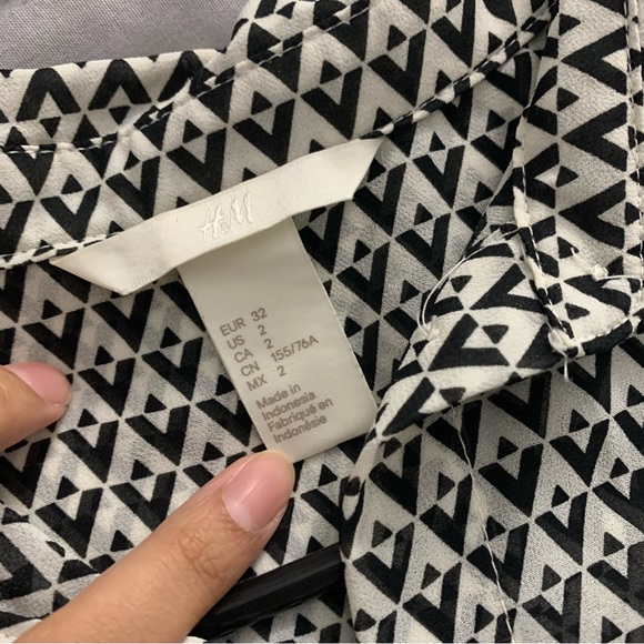 H&M Black & White geometric print hi-low sheer sleeveless button-down. Size 2 - Picture 6 of 15